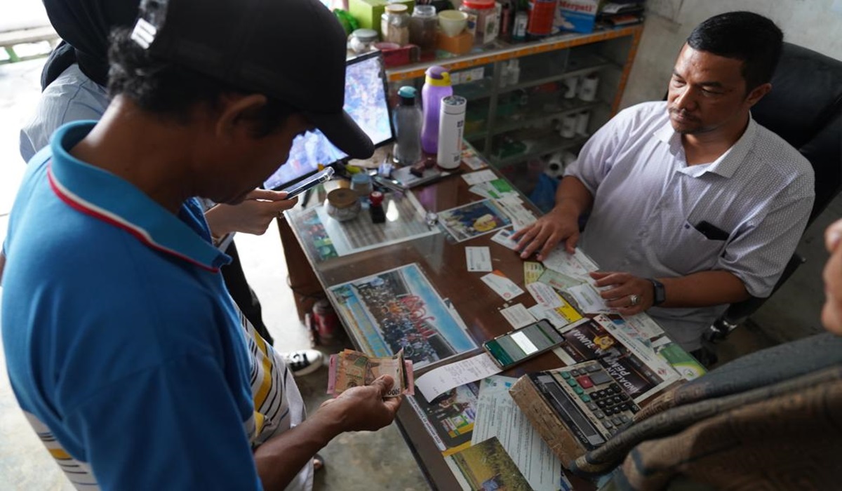 Petani bertransaksi menggunakan i-pubers.