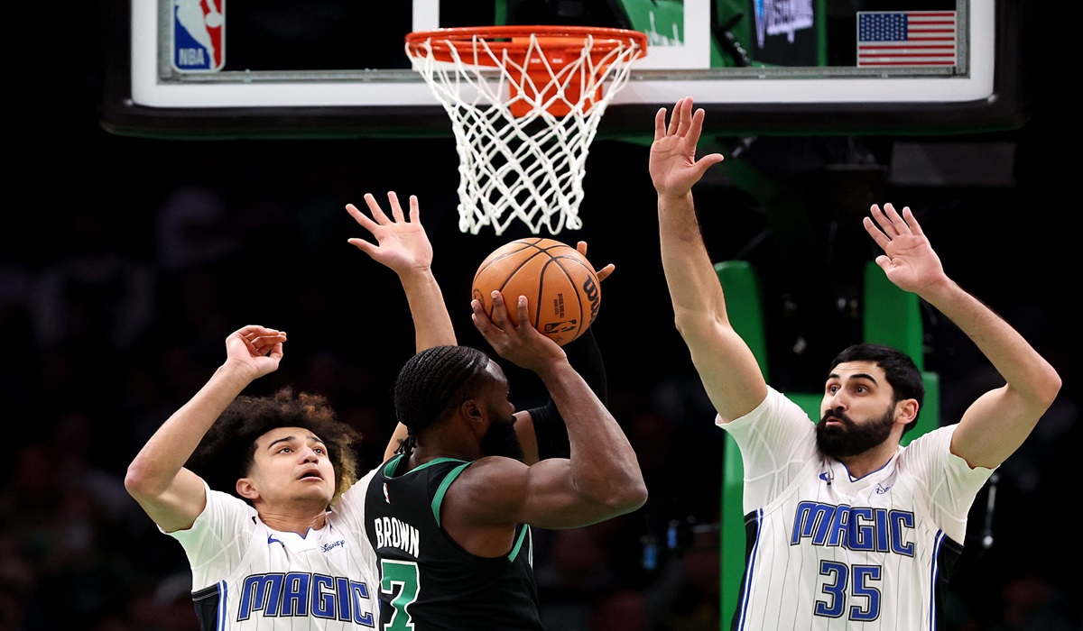 Pebasket Boston Celtics Jaylen Brown berusaha melepaskan tembakan dalam laga NBA melawan Orlando Magic