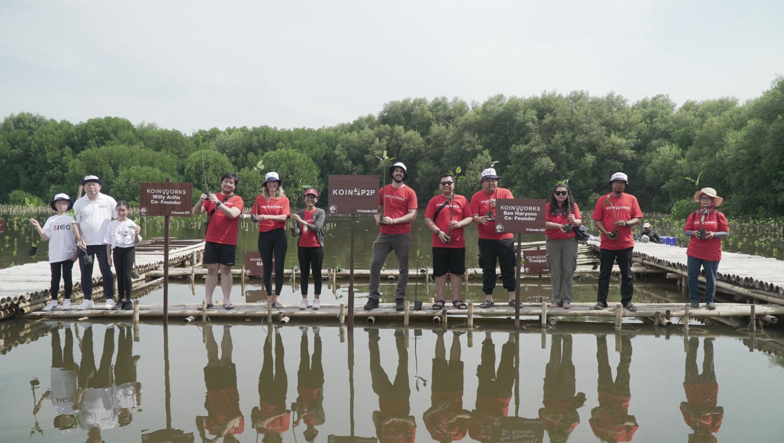 Koinworks mengajak mitra melakukan penanaman mangrove bersama. 