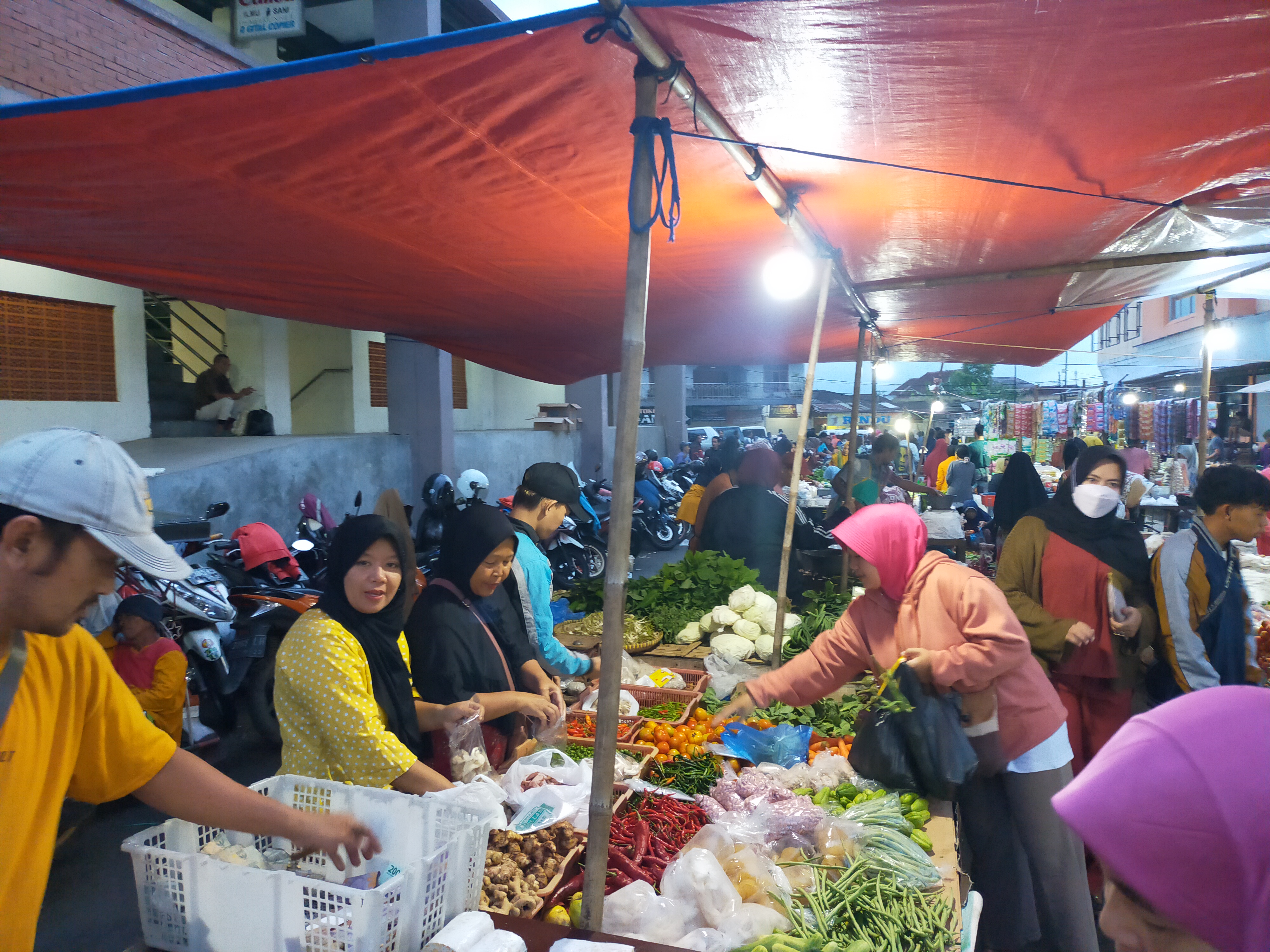 Aktivitas perdagangan di pasar tradisional Tasikmalaya