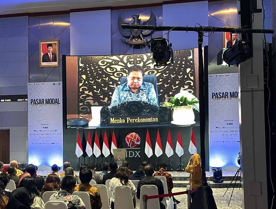 Mneko Perekonomian memberi pemaparan dalam peringatan HUT Asosiasi Emiten Indonesia ke-35 di Jakarta, Rabu (13/12)