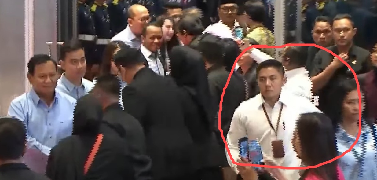 Ajudan Prabowo Subianto Mayor Teddy Indra Wijaya mengenakan kemeja berwarna putih saat mendampingi Prabowo Subianto