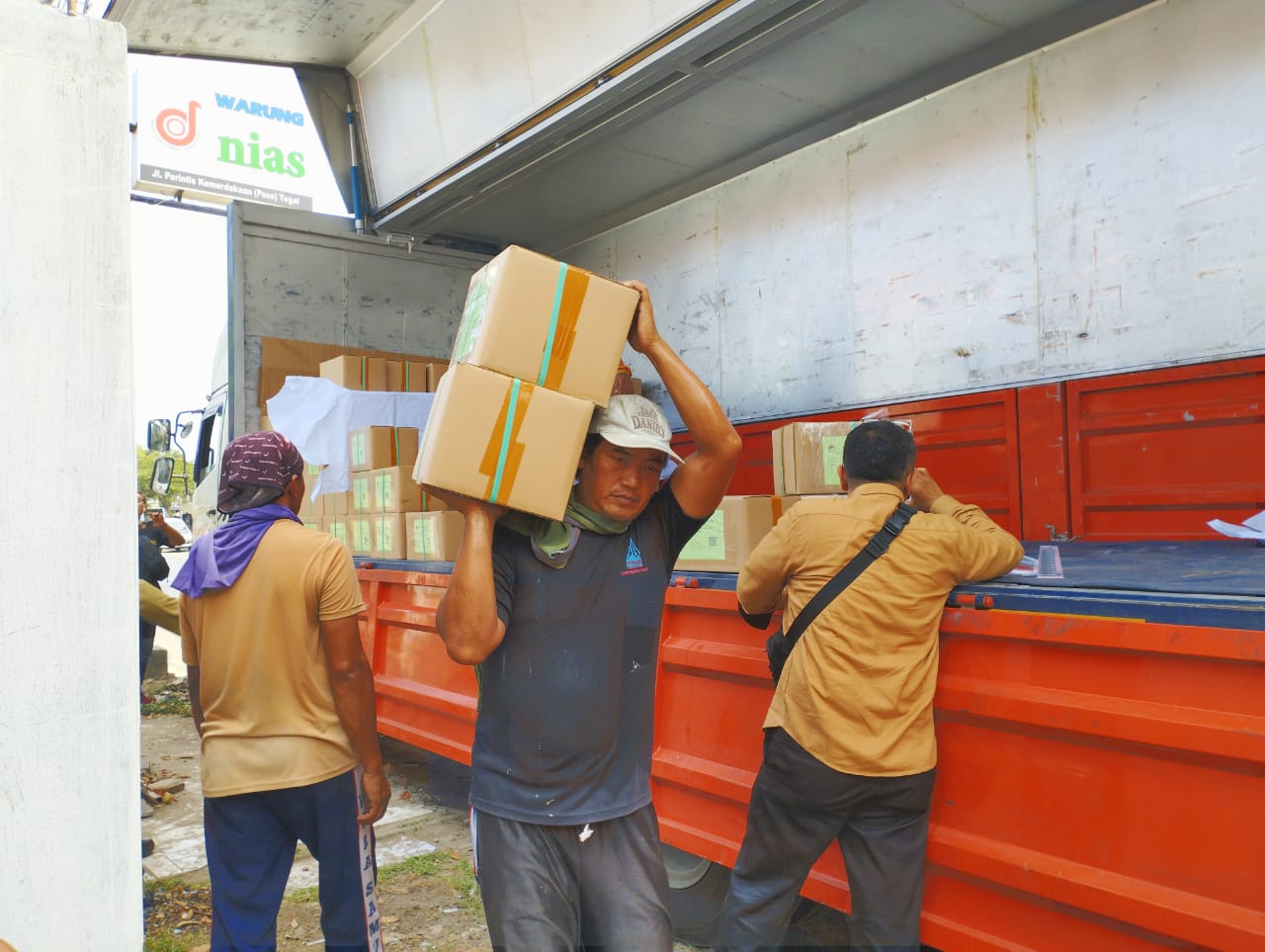 Sejumlah petugas melakukan pengangkutan surat suara