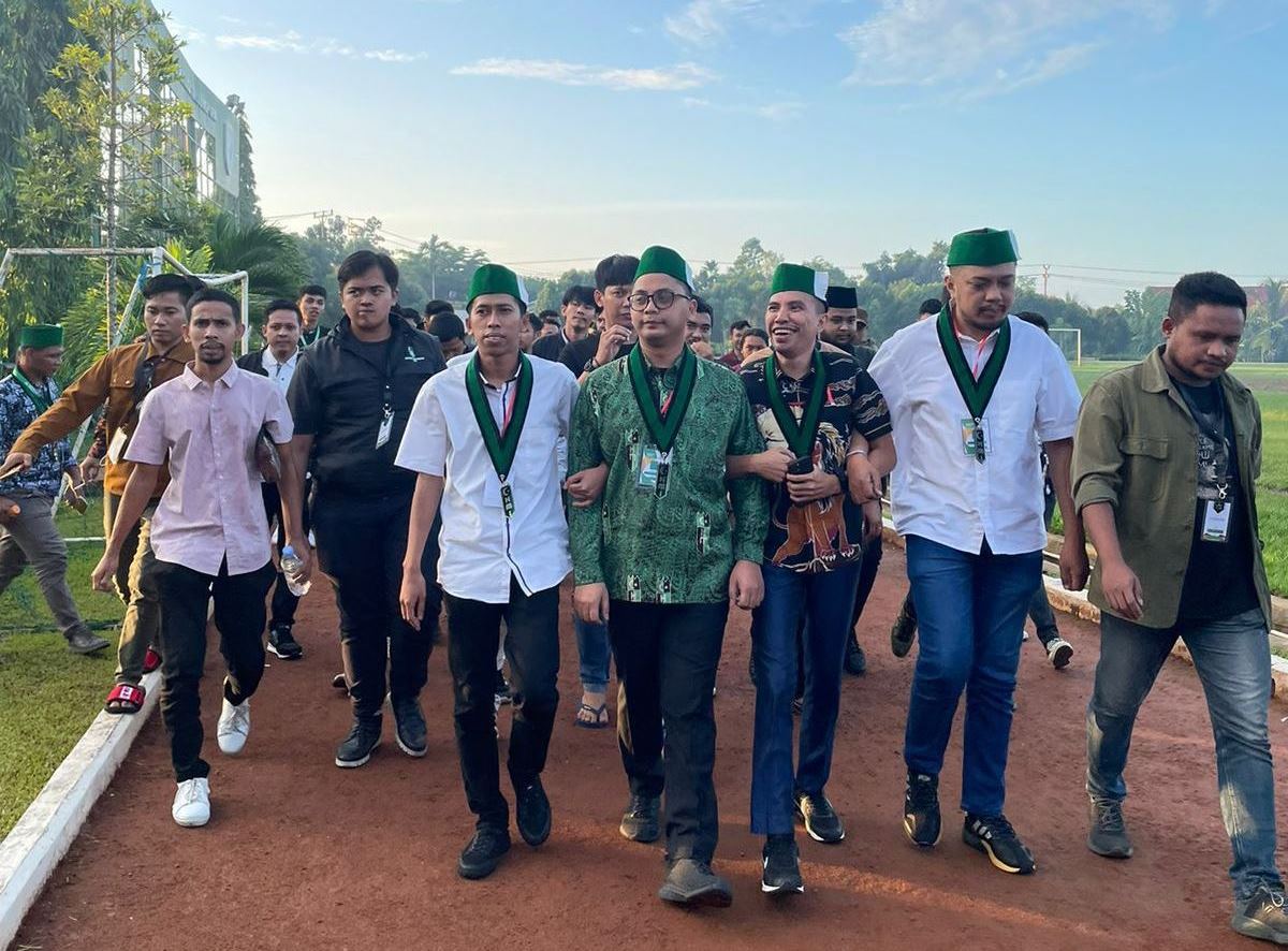 Bagas Kurniawan (tengah), alumni Fakultas Ekonomi dan Bisnis UI, terpilih sebagai Ketua Umum Pengurus Besar Himpunan Mahasiswa Islam (HMI).