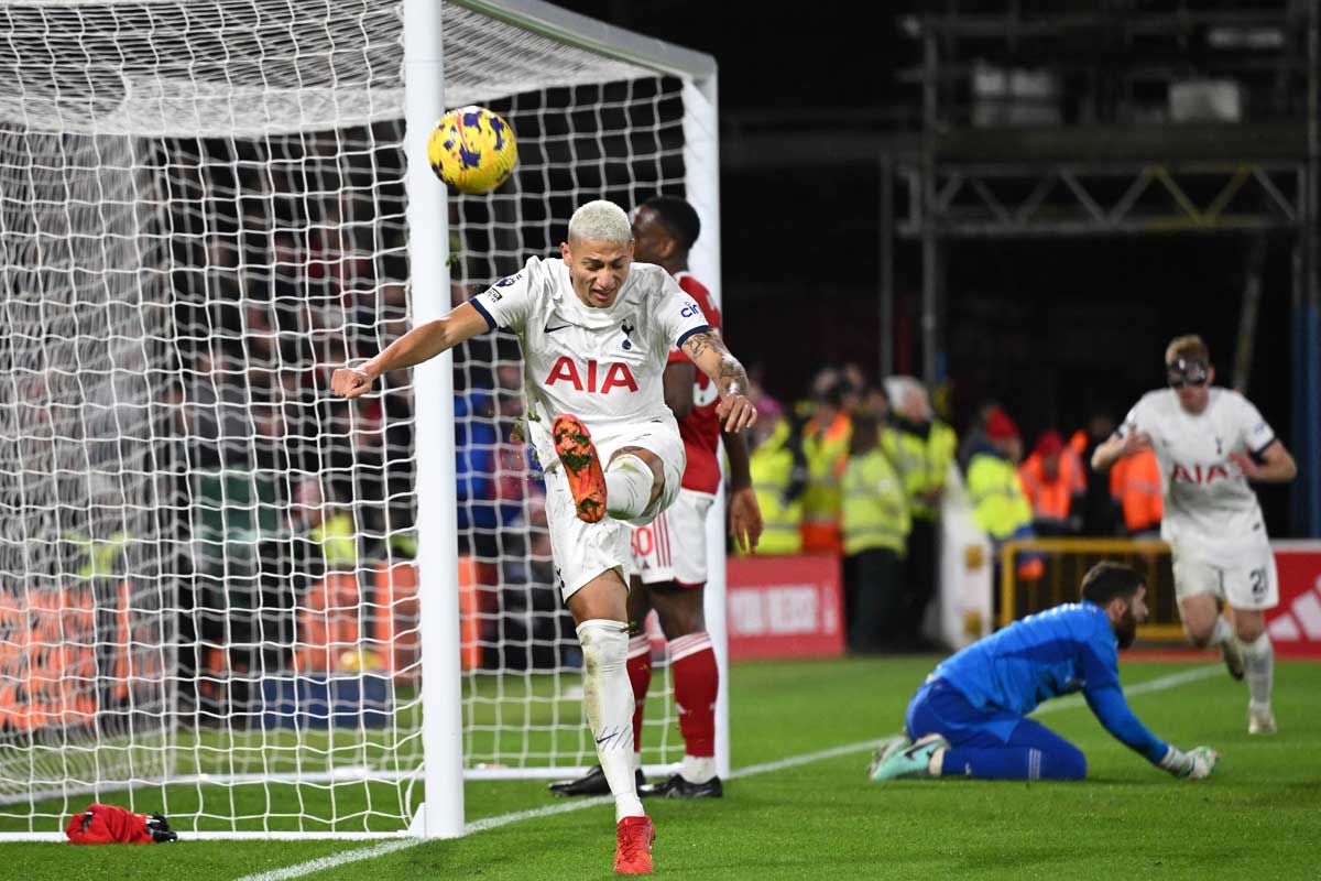 Tottenham berhasil mengalahkan Nottingham Forest 2-0 dan menjaga posisi mereka di empat besar Liga Primer Inggris.