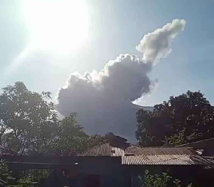 Material erupsi Gunung Lewotobi Laki-Laki memang masih di puncak, tapi masyarakat diminta mengenakan masker karena baru belerang yang ditiup