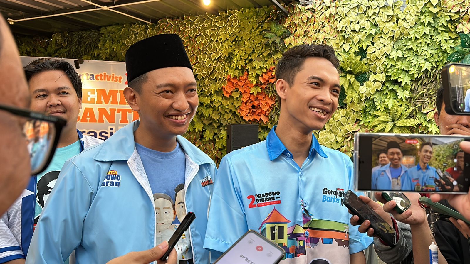 Faisal Dudayef, Koordinator GBN (kanan) diwawancarai wartawan.