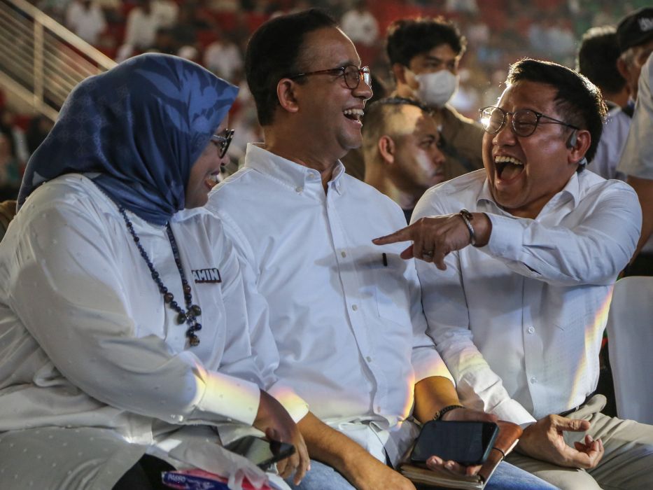 Anies Baswedan dan Muhaimin Iskandar bergurau sebelum menyampaikan pidato politiknya di GOR Jatidiri, Semarang, Jawa Tengah, Minggu (24/12).