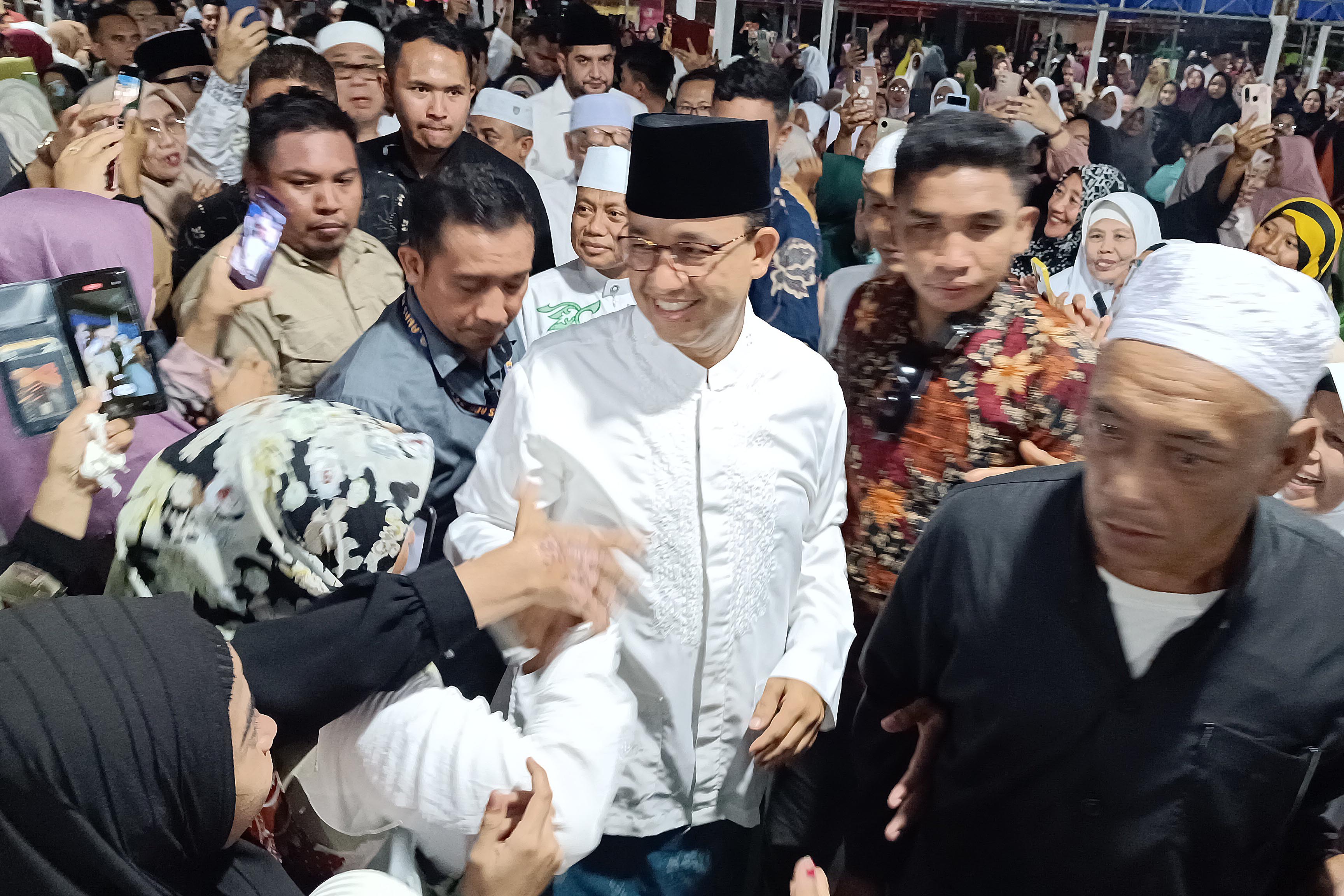 Calon Presiden Anies Baswedan menyalami para pendukungnya