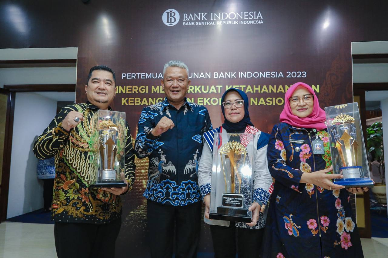 Penjabat Wali Kota Bandung Bambang Tirtoyuliono menerima penghargaan dari Bank Indonesia