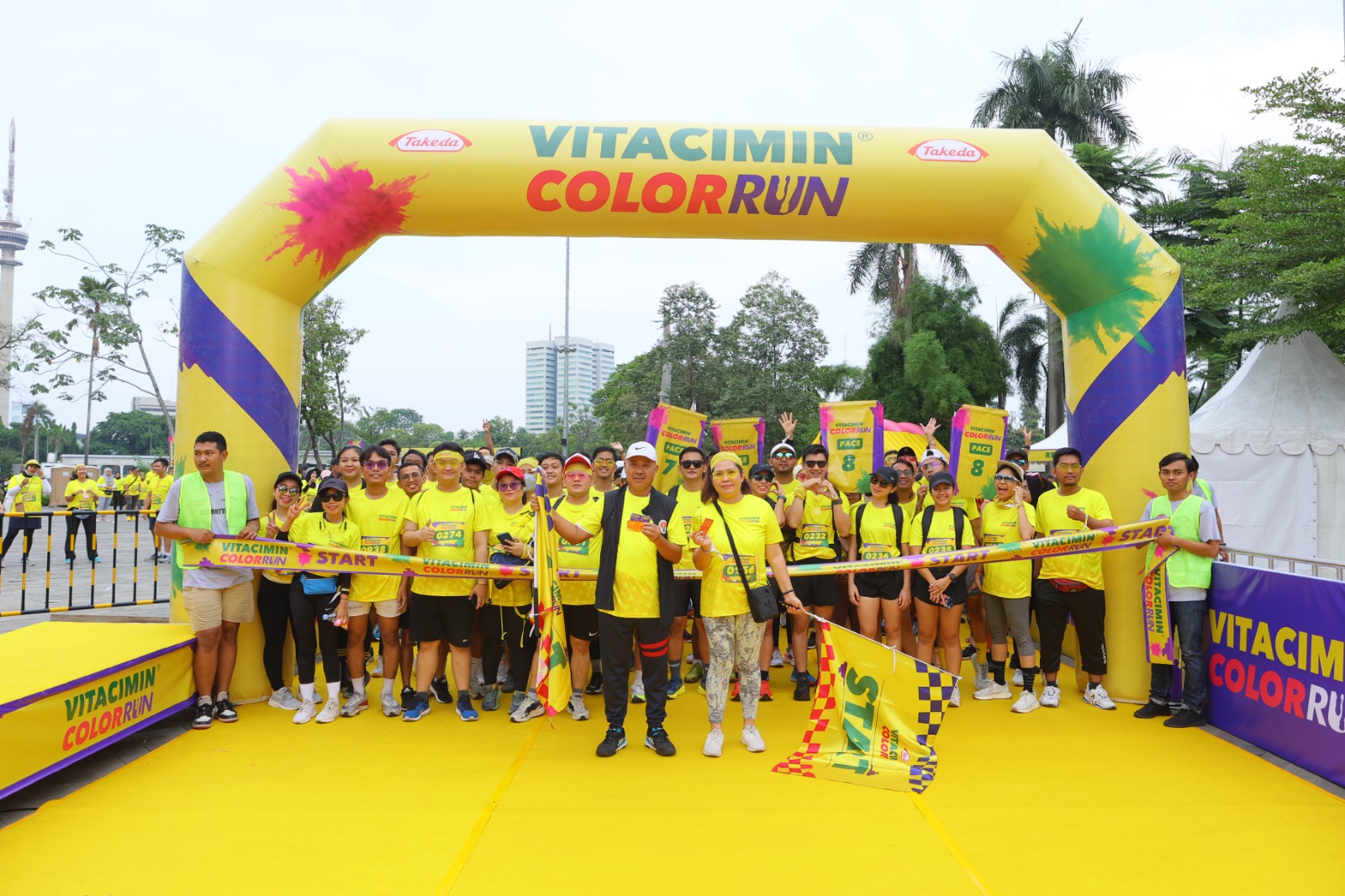 Persiapan para peserta Vitacimin Color Run 2023 siap dilepas di Spark Senayan, Jakarta, Minggu (10/12/2023),