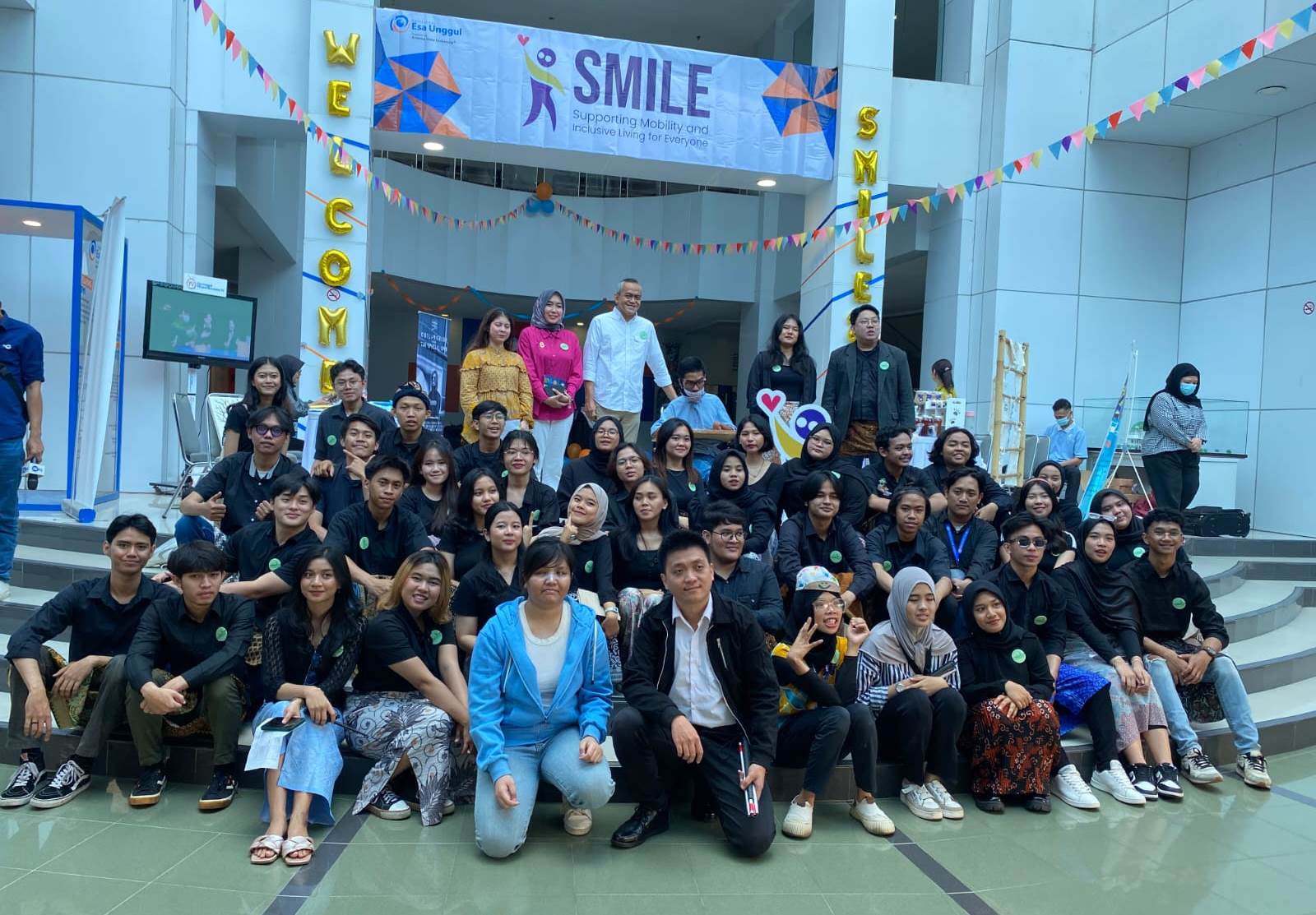 Mahasiswa Fikom Universitas Esa Unggul menghadirkan acara Smile untuk memperingati Hari Disabilitas Internasional.