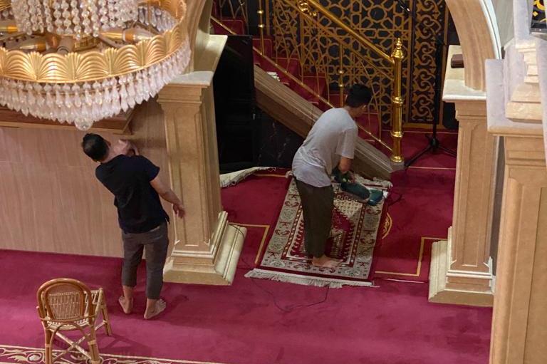 Staf karyawan PHI cabang Pettarani membersihkan dan merawat lingkungan Masjid Jenderal Sudirman di Jln Merpati No 2, Kota Makassar, Sulsel.