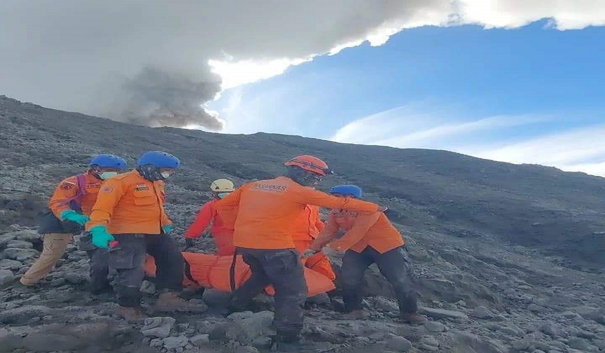 Tim SAR melakukan evakuasi korban erupsi Gunung Marapi
