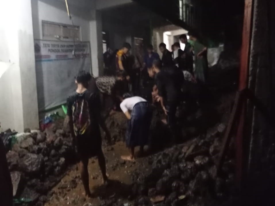 Tiga santri di Karangasem Bali tertimbun longsor.