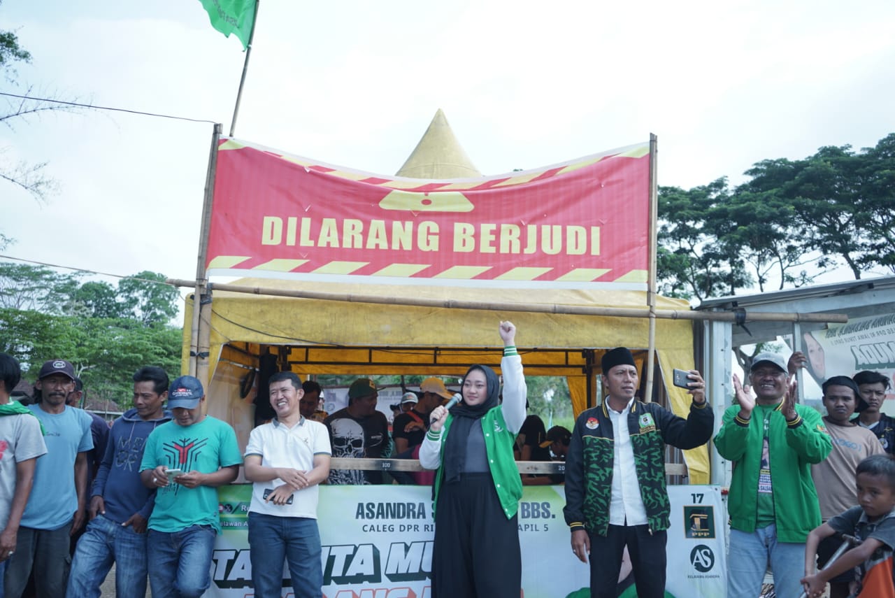 Caleg dari PPP, Asandra Salsabila (tengah), BBS, bersama masyarakat dalam kegiatan  festival dan lomba di Kabupaten Malang, Jatim.