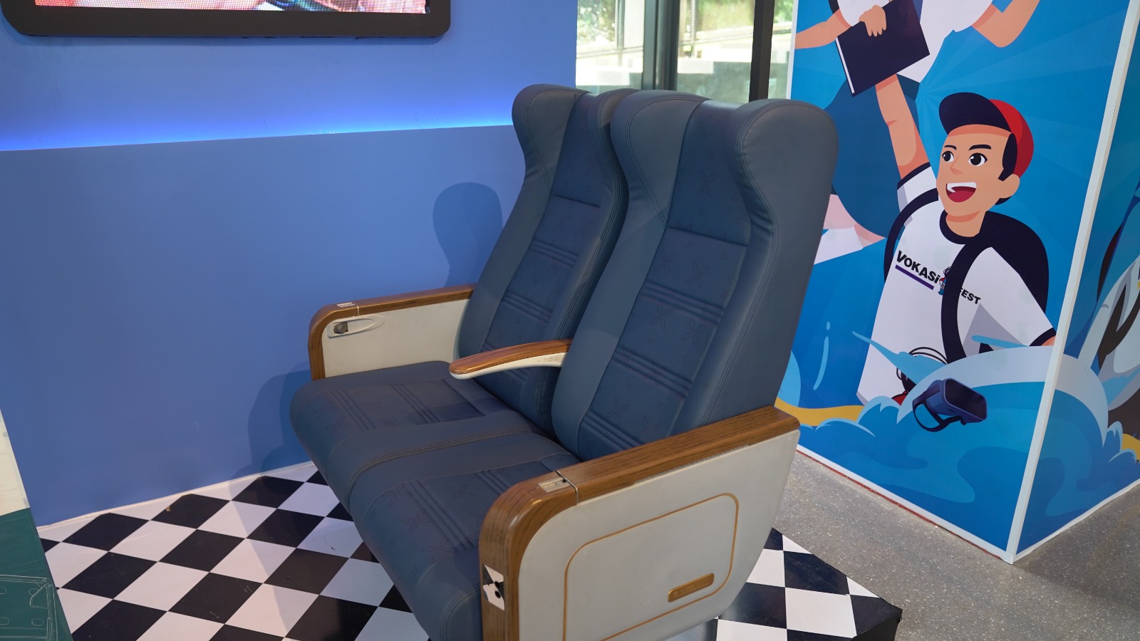 Kursi kereta api eksekutif karya inovasi SMKN 2 Salatiga, Jawa Tengah, yang dipamerkan di ajang Vokasifest X Festival Kampus Merdeka 2023.