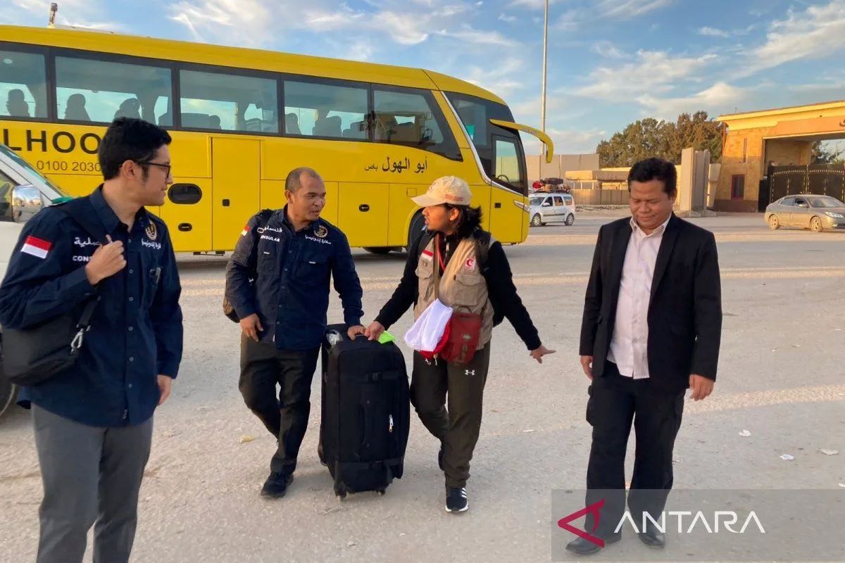 Relawan MER-C Farid Zanzabil Al Ayubi (ketiga dari kiri) di Mesir seusai dievakuasi dai Gaza, Palestina, Sabtu (9/12).