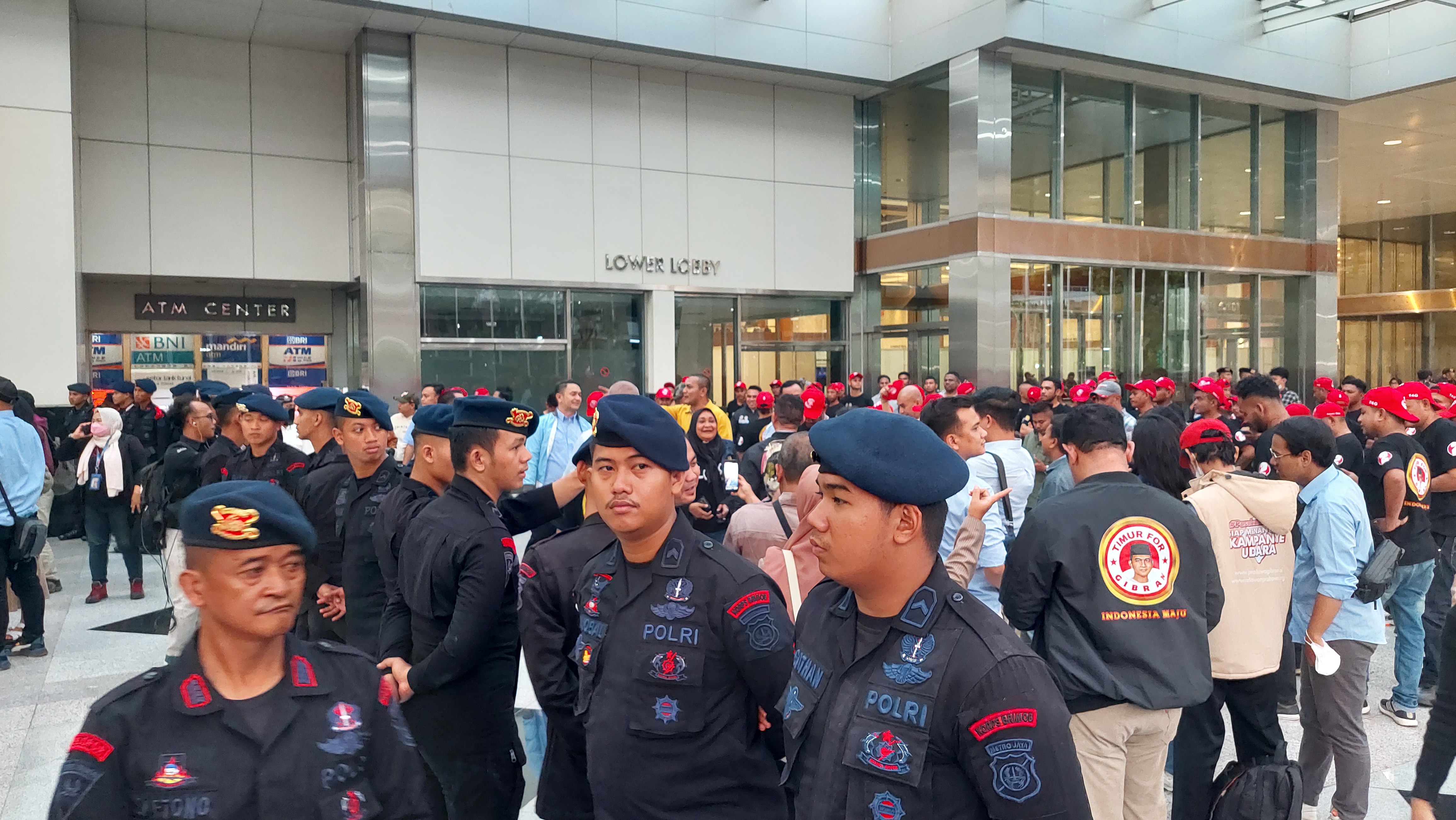 Pendukung Prabowo-Gibran dan Ganjar-Mahfud saling adu yel-yel