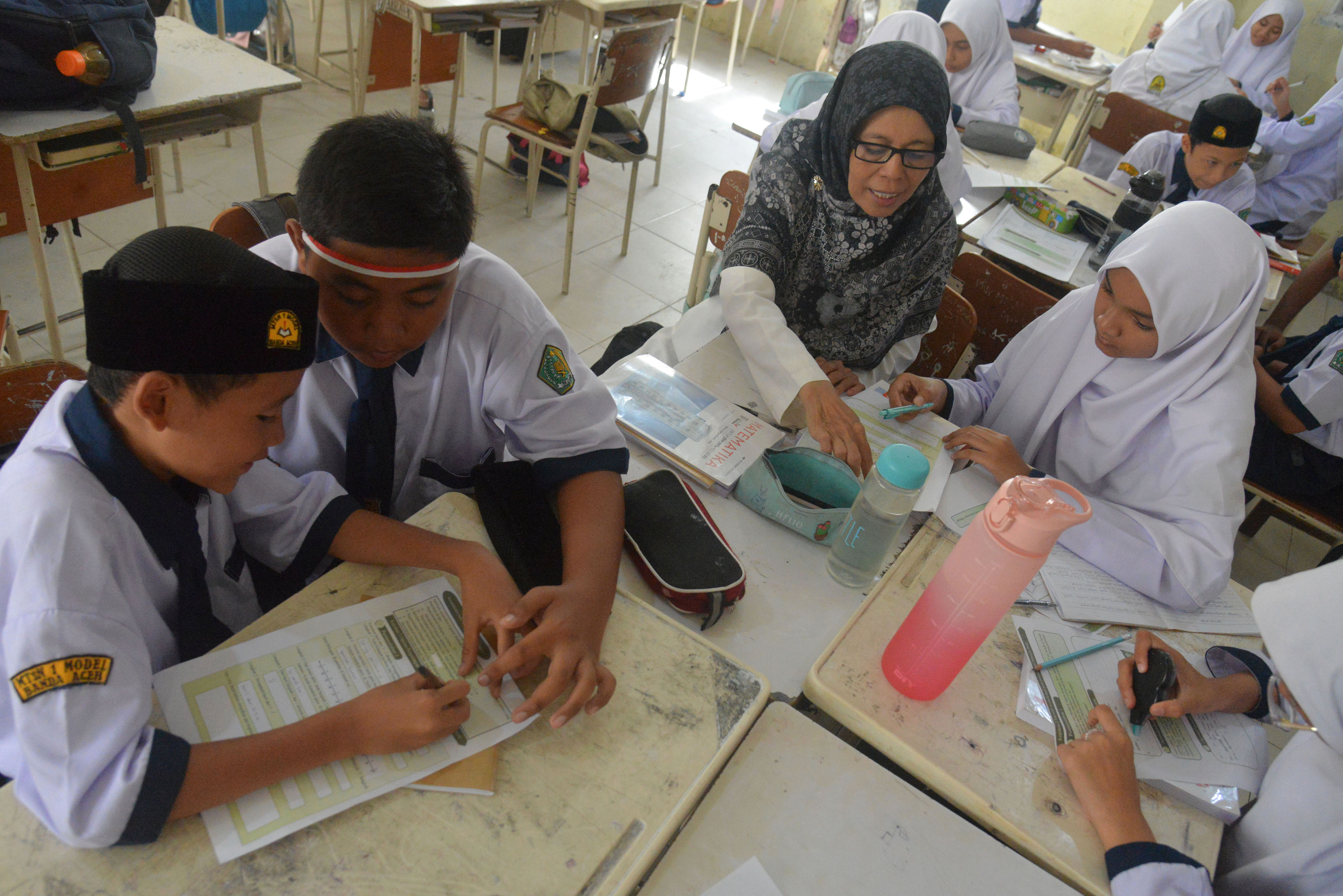 Pelajar mengikuti proses belajar mengajar secara berkelompok dalam program Kurikulum Merdeka dengan pilihan Mandiri Belajar di sekolah.