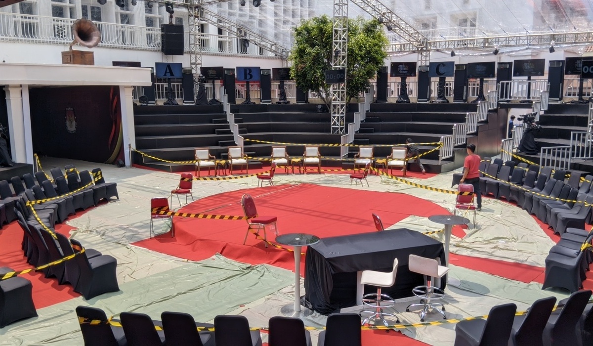Lokasi debat perdana capres-cawapres di gedung KPU, Jakarta, Selasa, 12 Desember 2023.