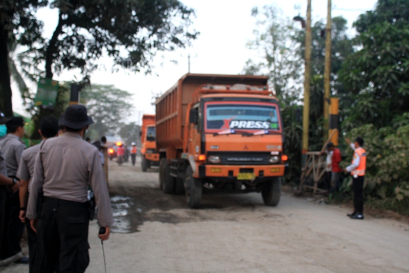 Deretan truk pengangkut hasil tambang di Kabupaten Bogor