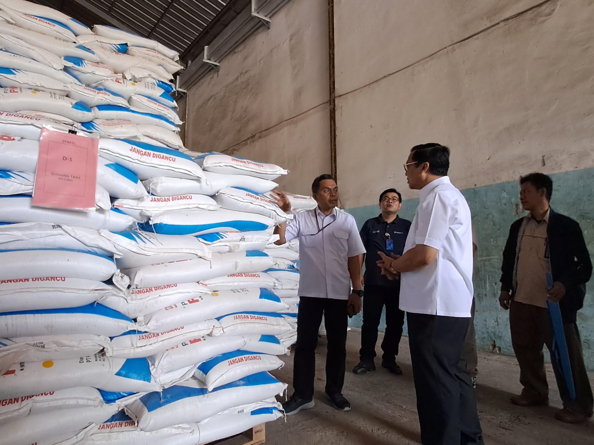 Stok pupuk di gudang lini III Pusri dalam kondisi aman dan mencukupi untuk masa tanam Oktober dan November 2023.