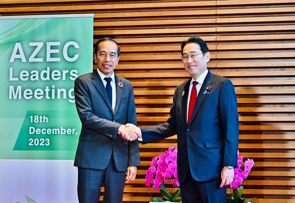 Presiden Jokowi berfoto bersama PM Jepang Fumio Kishida di KTT AZEC.
