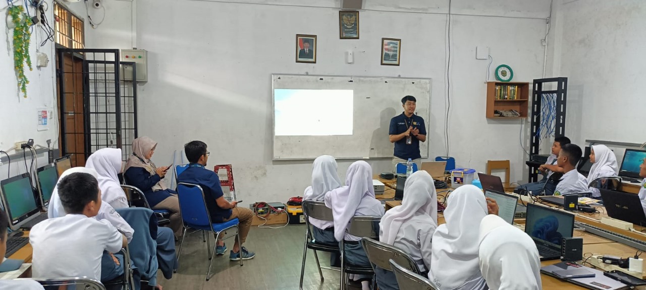 PLN Icon Plus menyelenggarakan kegiatan “PLN Icon Plus Goes To School” di SMK Negeri 4 Padalarang, Bandung Barat, Jawa Barat.