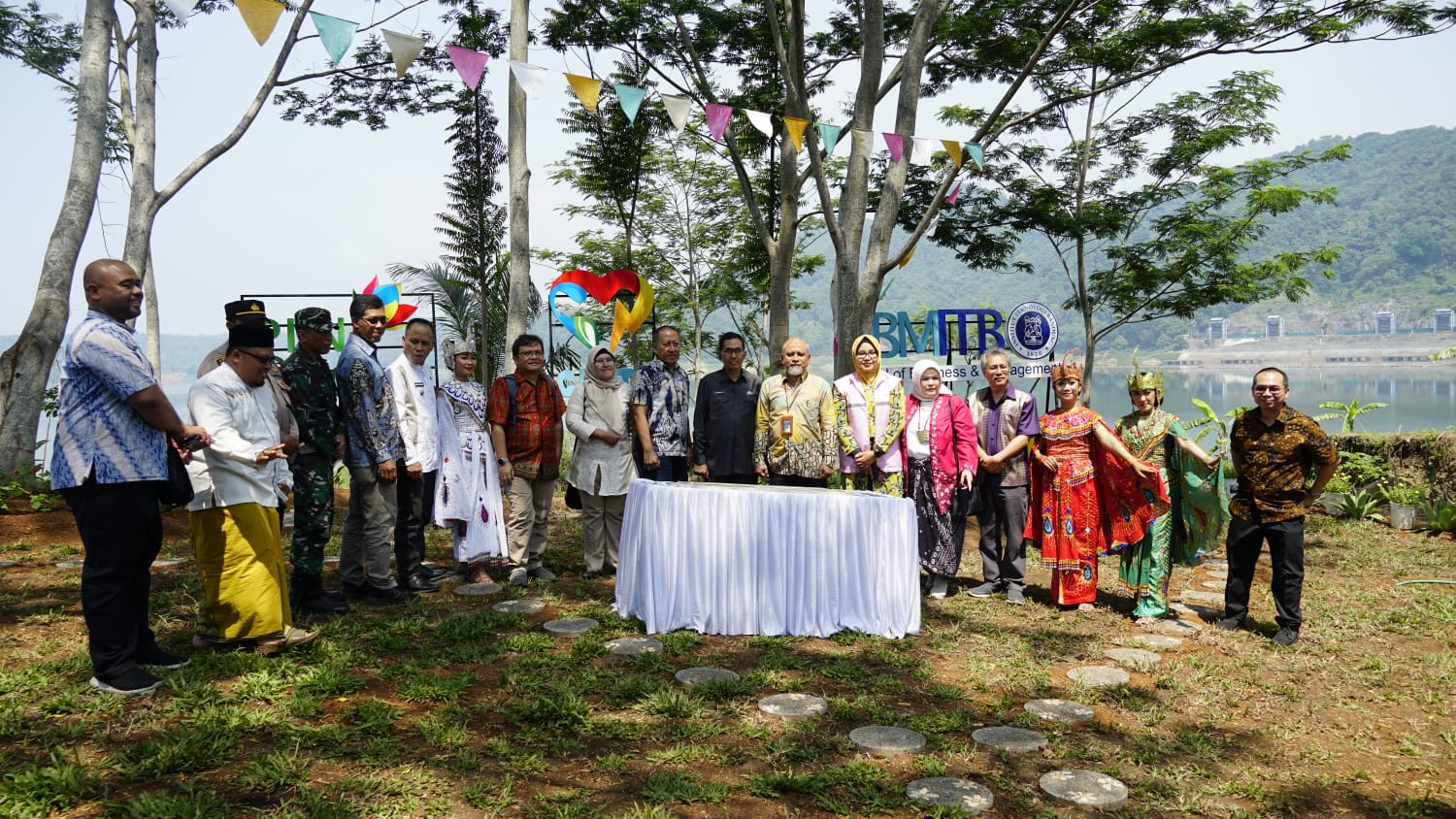 PLN Nusantara Power UP Cirata dan SBM ITB melakukan upaya pemberdayaan warga di seputar Waduk Cirata