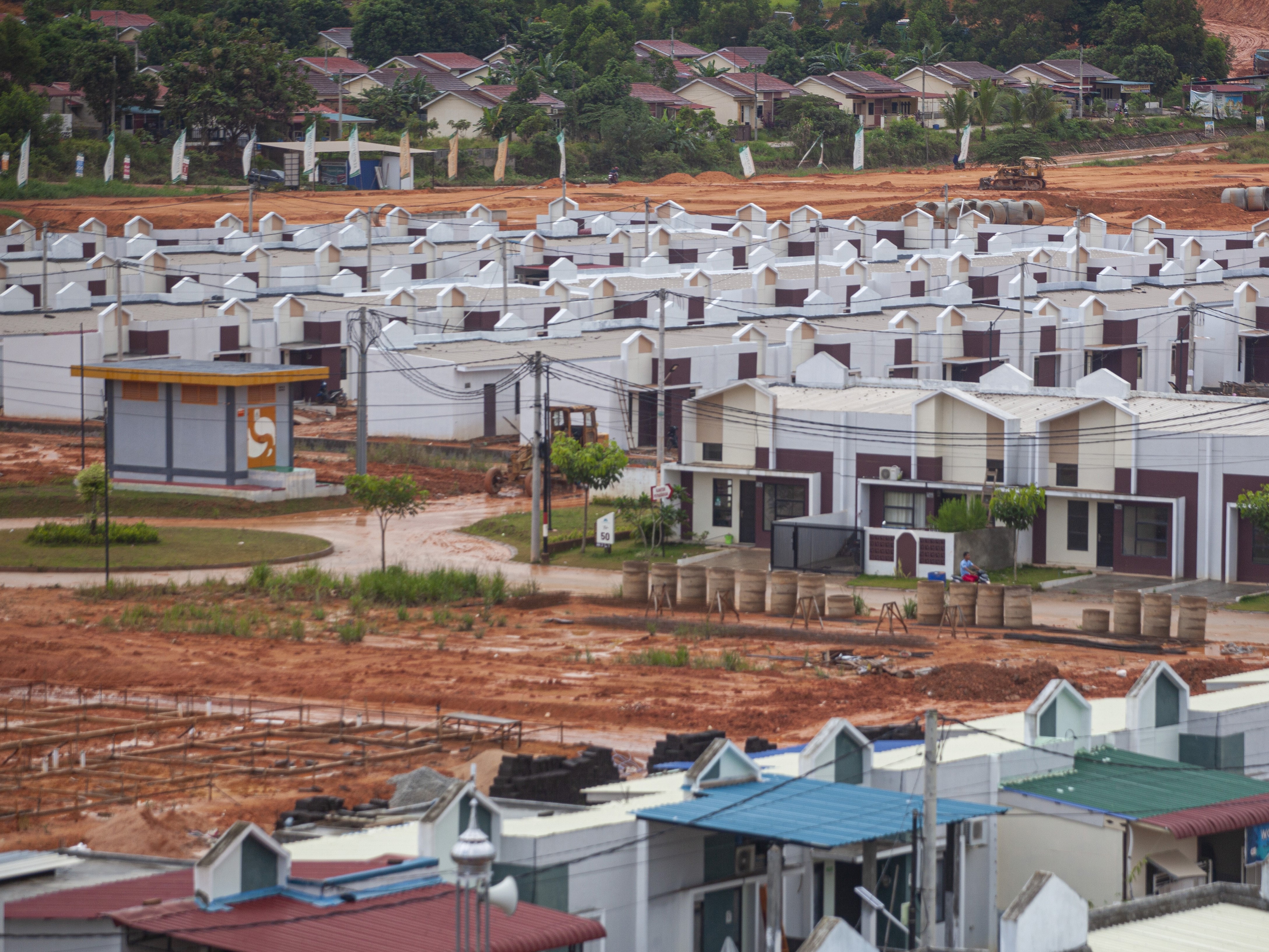 Kawasan perumahan bersubsidi yang masih dalam tahap pengembangan di Batam, Kepulauan Riau, Minggu (3/12/2023).