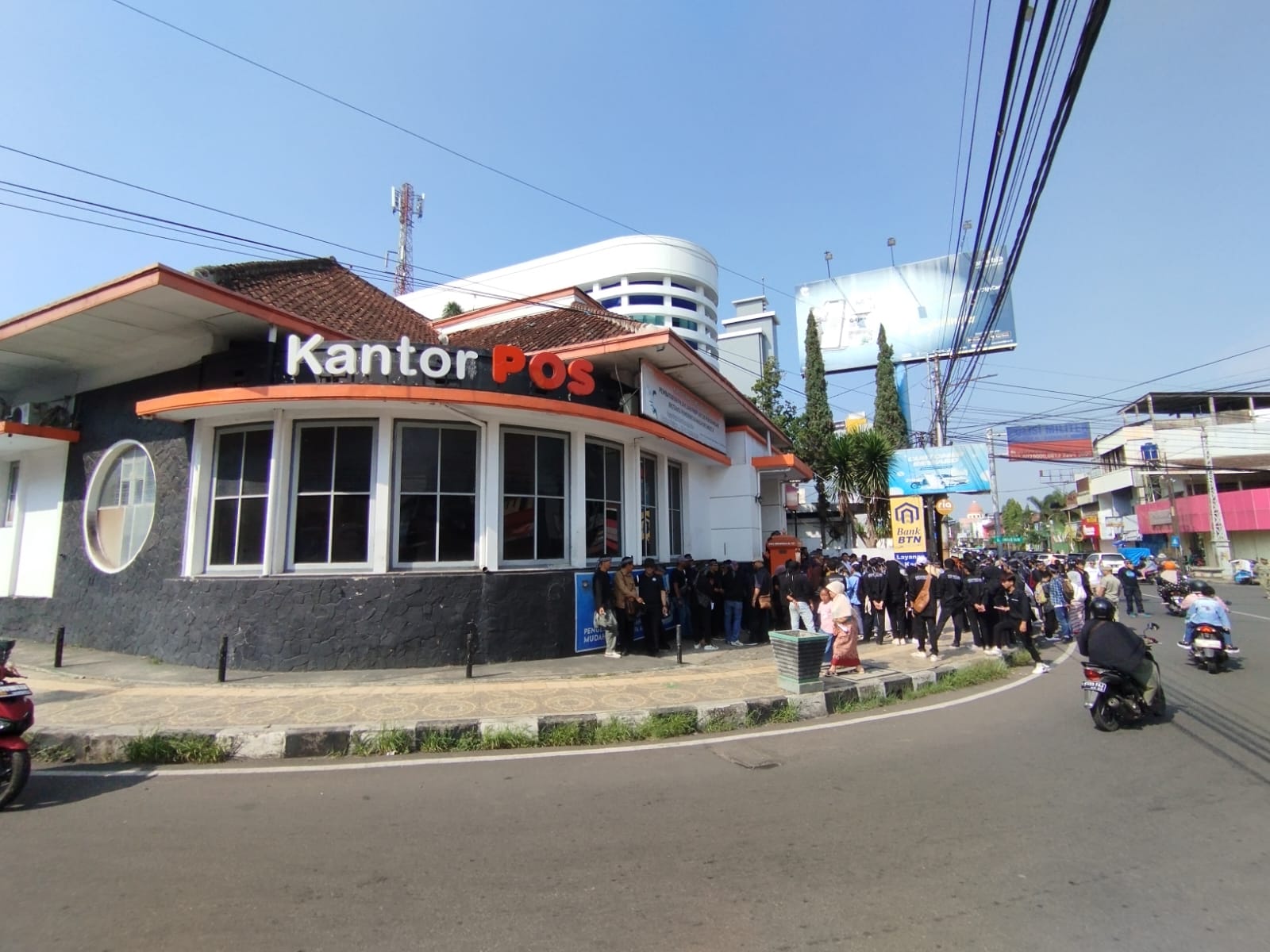 Peserta Lalampah di Garut Pangirutan berada di kawasan heritage