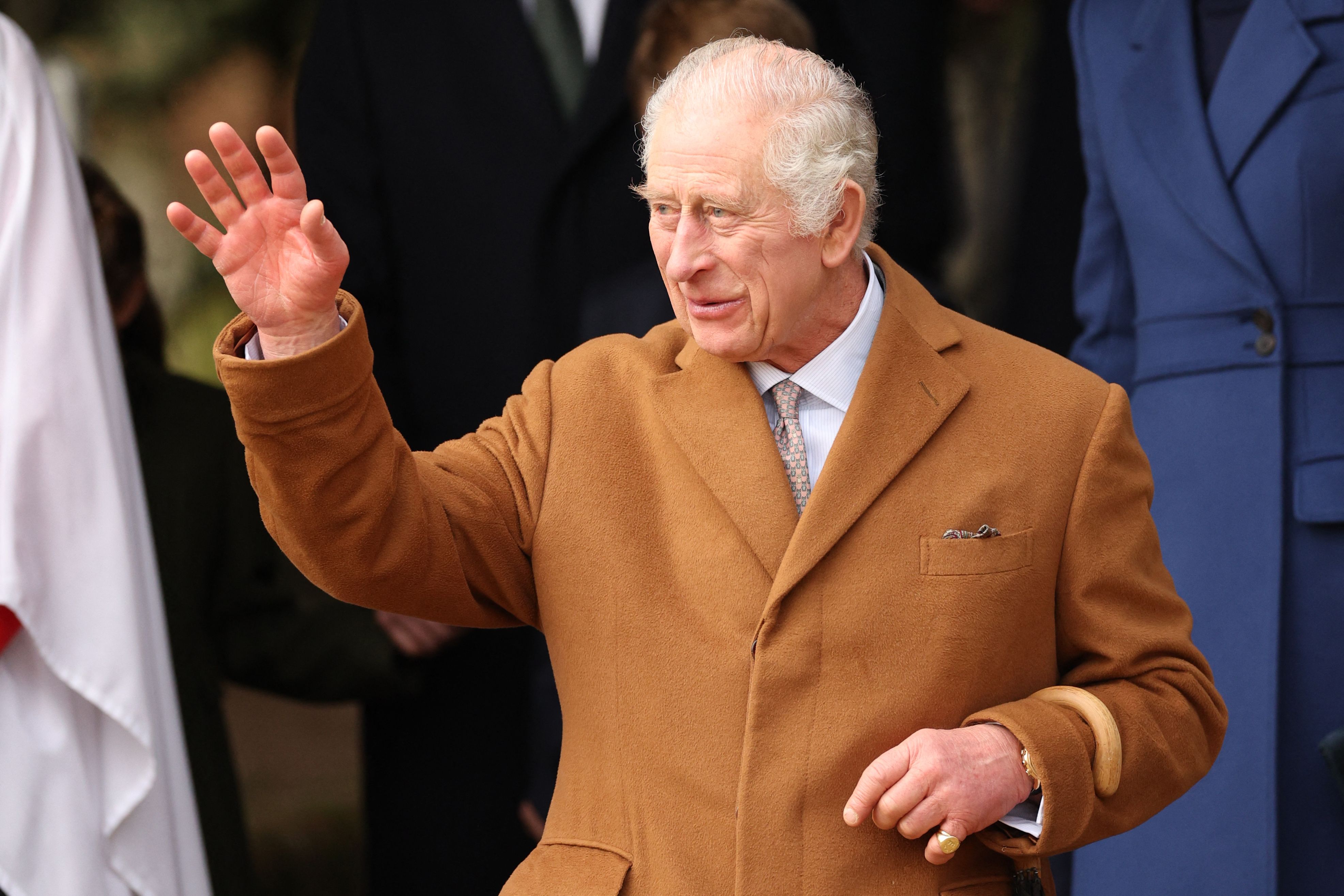 Charles III usai menghadiri kebaktian Hari Natal  Keluarga Kerajaan di Gereja St Mary Magdalen, Inggris