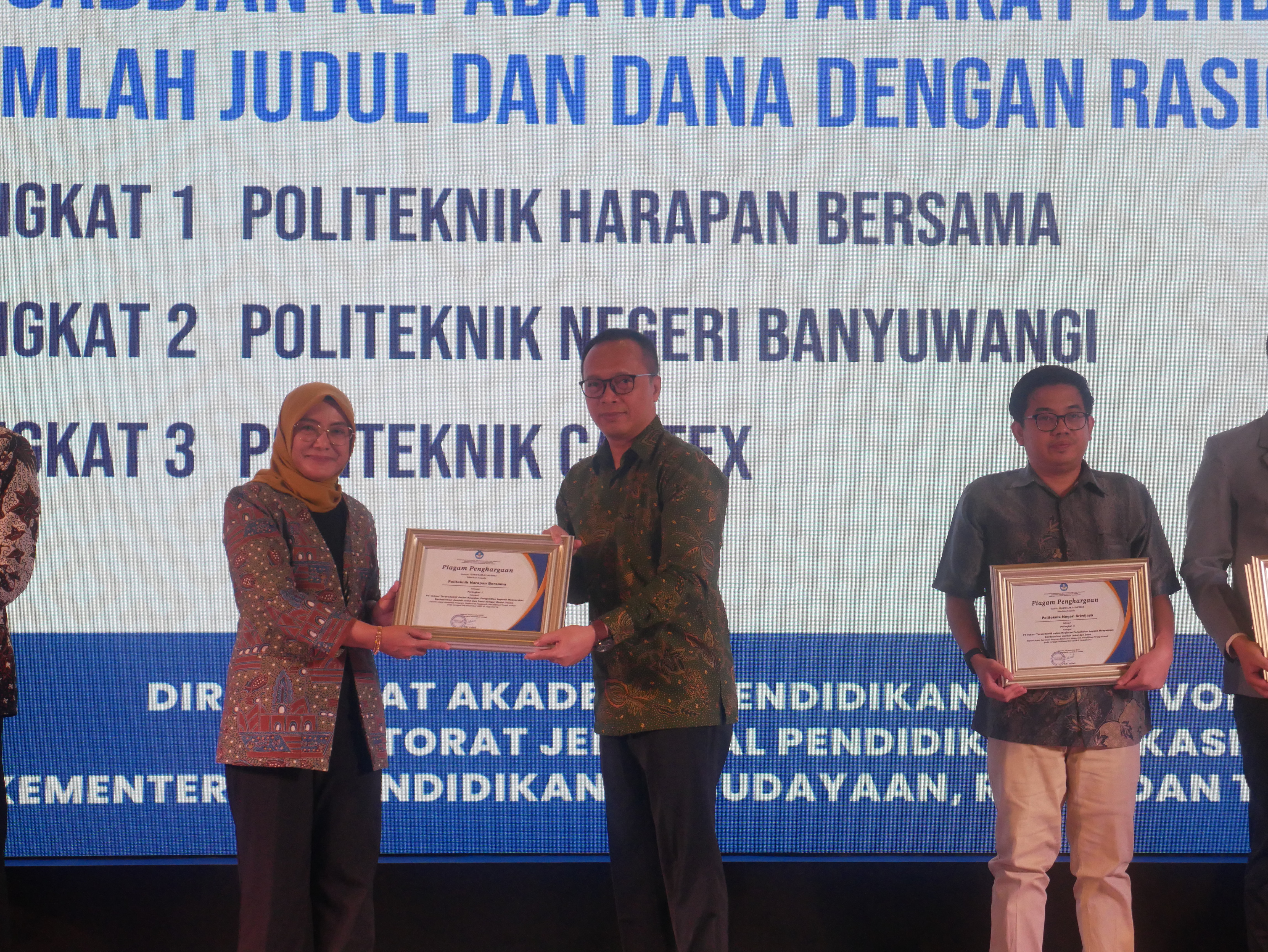  Dirjen Pendidikan Vokasi Kemendikbudristek Kiki Yuliati serahkan penghargaan kepada Direktur Politeknik Harapan Bersama, Agung Hendarto.