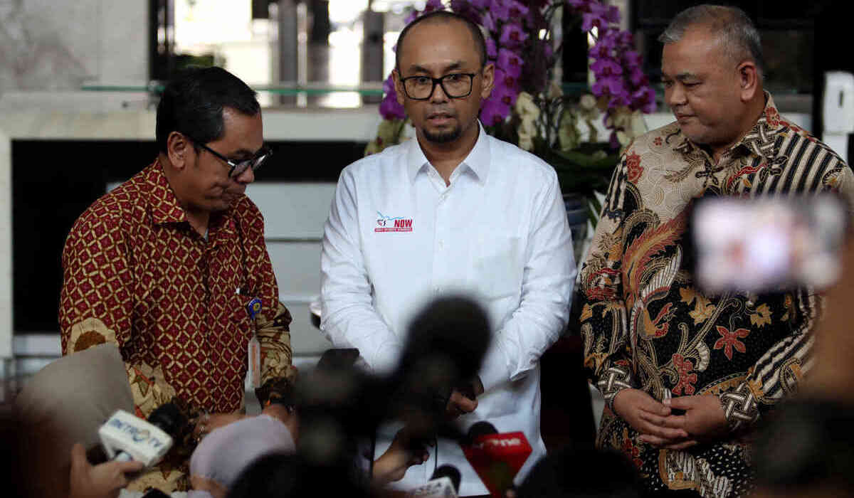 Kepala PPATK Ivan Yustiavandana (tengah).