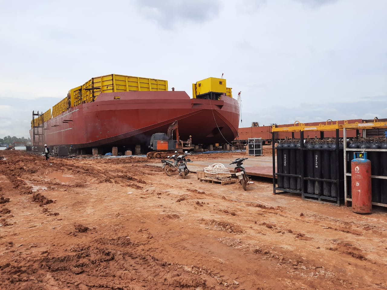 Industri galangan kapal.