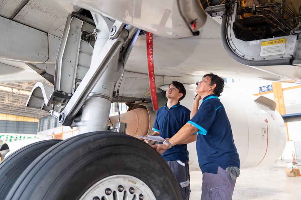 Tenaga Alih Daya (TAD) PT Garuda Daya Pratama Sejahtera tengah melakukan proses maintenance di salah satu bagian pesawat.