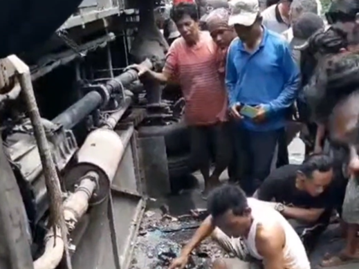 Bus Terguling di Pantai Mandala Ria, Puluhan Korban Luka