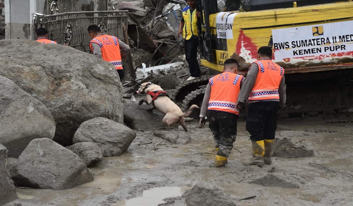 Petugas menggunakan alat berat untuk evakuasi lokasi banjir bandang di Humbang Hasundutan, Sumut
