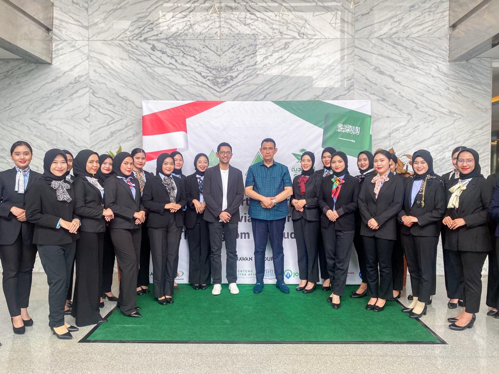 Said Saleh Alwaini, CEO of Binawan Group dan Ketua Umum APJATI Ayub Basalamah (tengah).