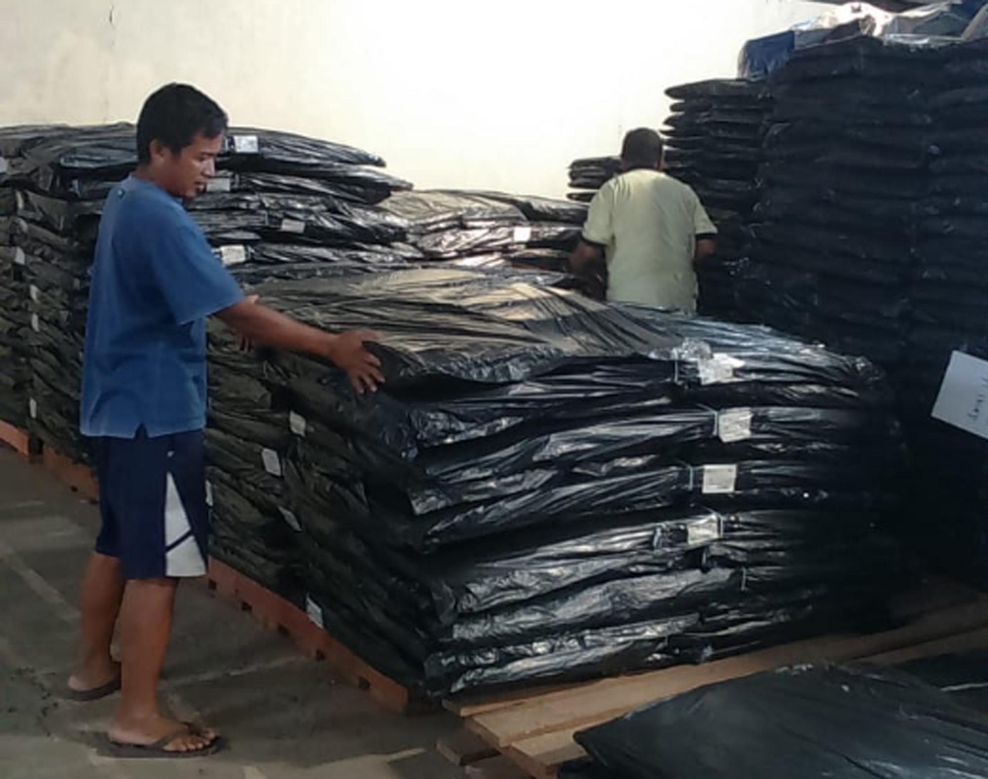 Petugas menyiapkan logistik di gudang KPU Tasikmalaya