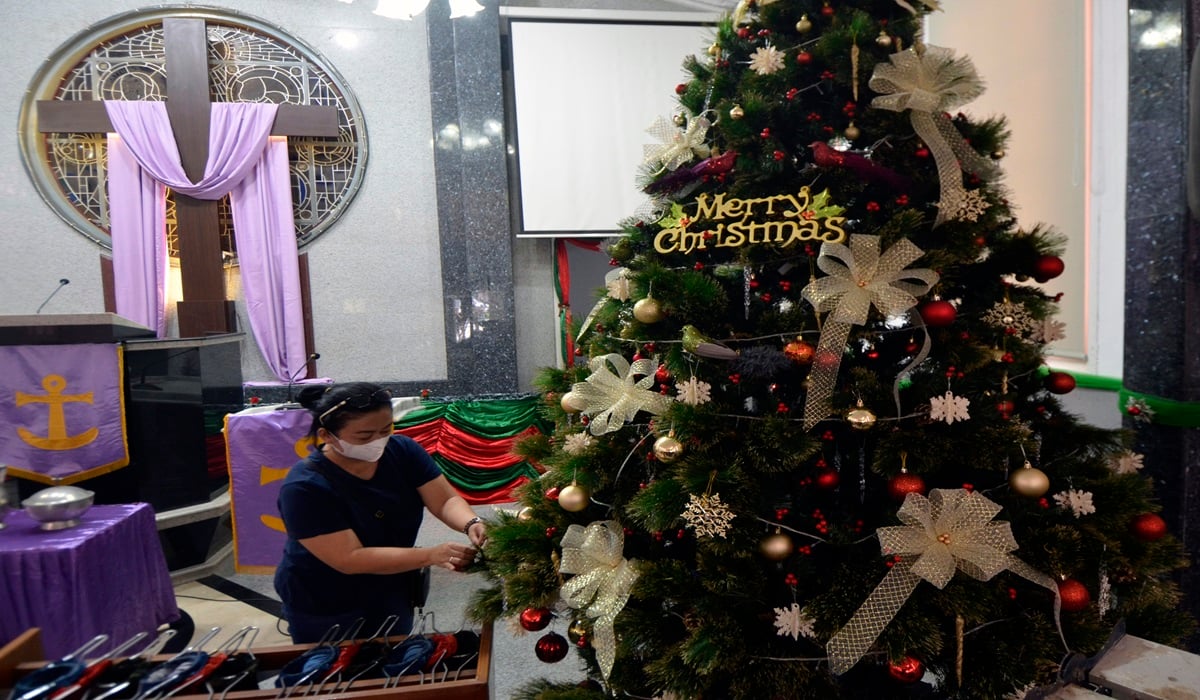 Panitia perayaan Hari Natal menata hiasan pohon Natal di Gereja Marturia, Kota Bandar Lampung, Lampung, 2022 lalu