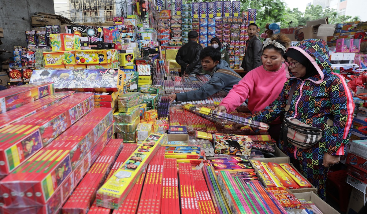 Warga berburu kembang api untuk merayakan tahun baru