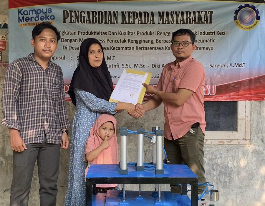 Pemberian alat press pneumatic kepada penjual Rengginang di Indramayu