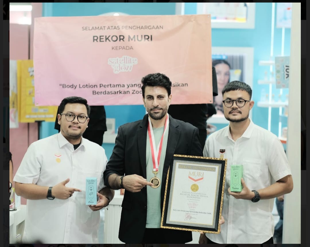 Body lotion Satellite of Glow meraih penghargaan dari Museum Rekor Indonesia (MURI) pada Jumat (29/12/2023).