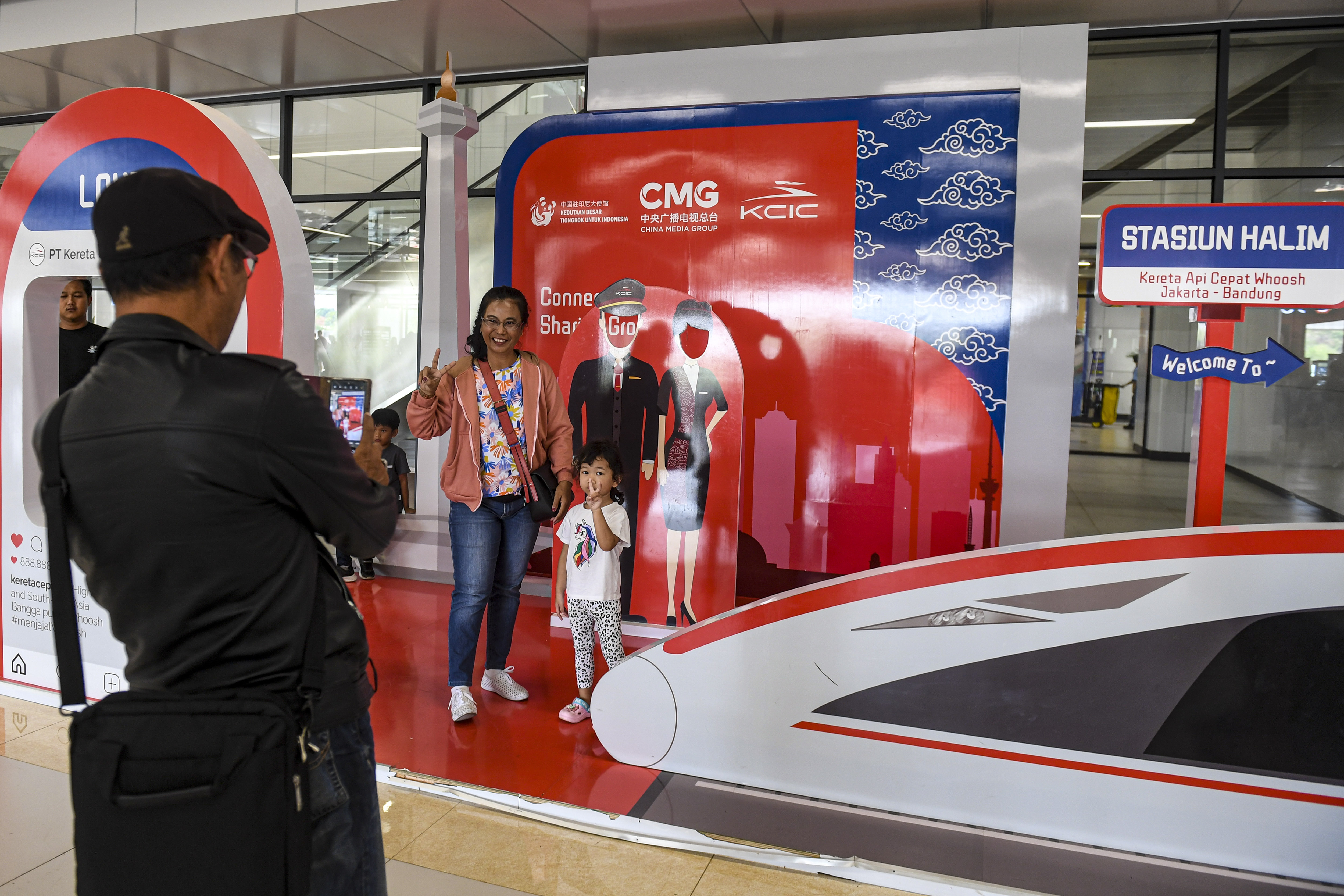 Calon penumpang kereta cepat berfoto di Stasiun Halim