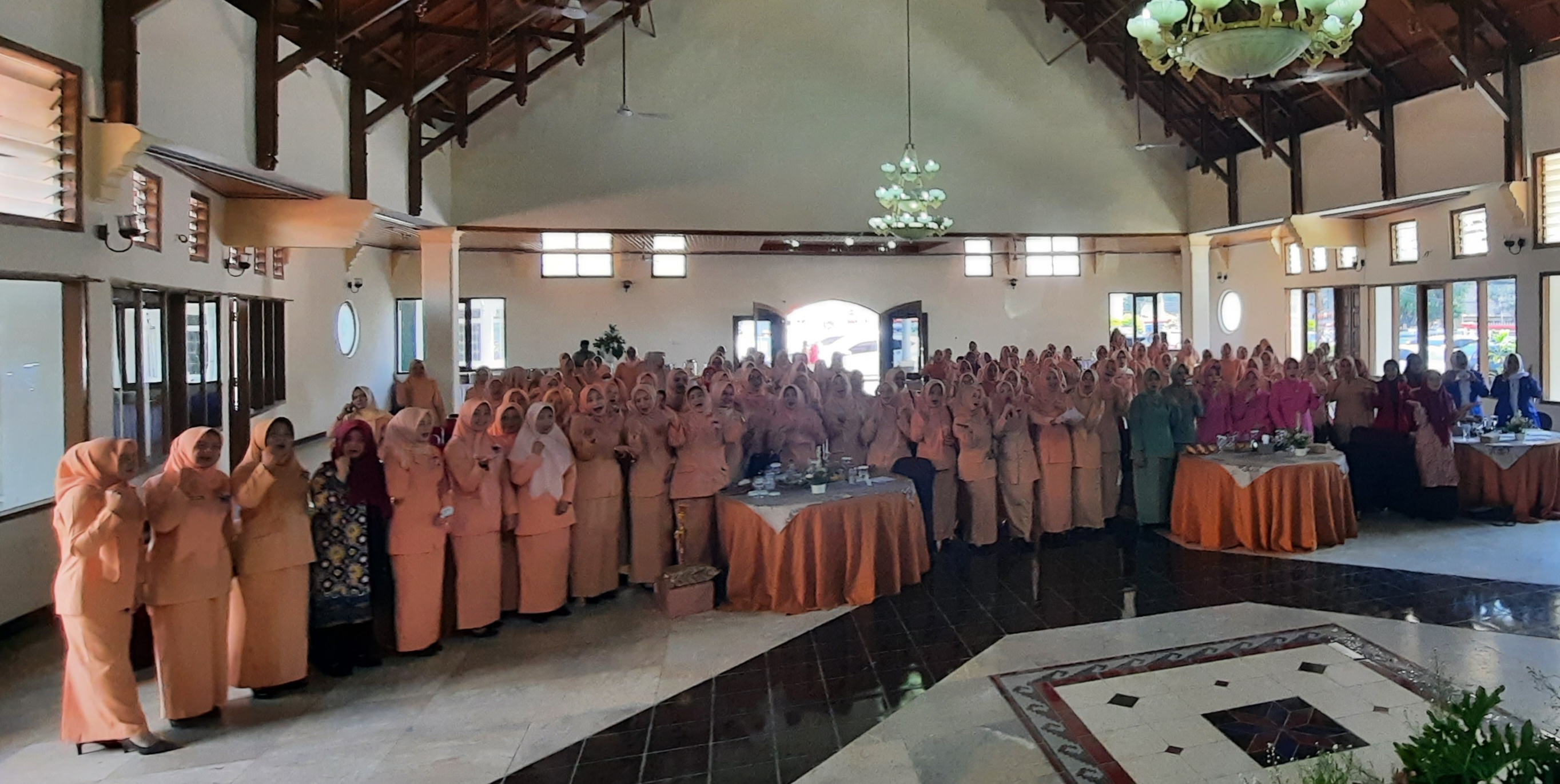 Dharma Wanita Persatuan (DWP) Kabupaten Cianjur, Jawa Barat, merayakan HUT ke-24 di Gedung Bale Rancage, Kamis (21/12).