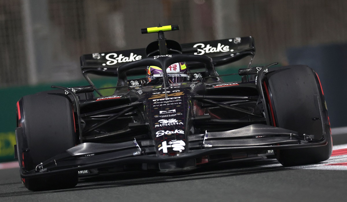 Pembalap Alfa Romeo Zhou Guanyu