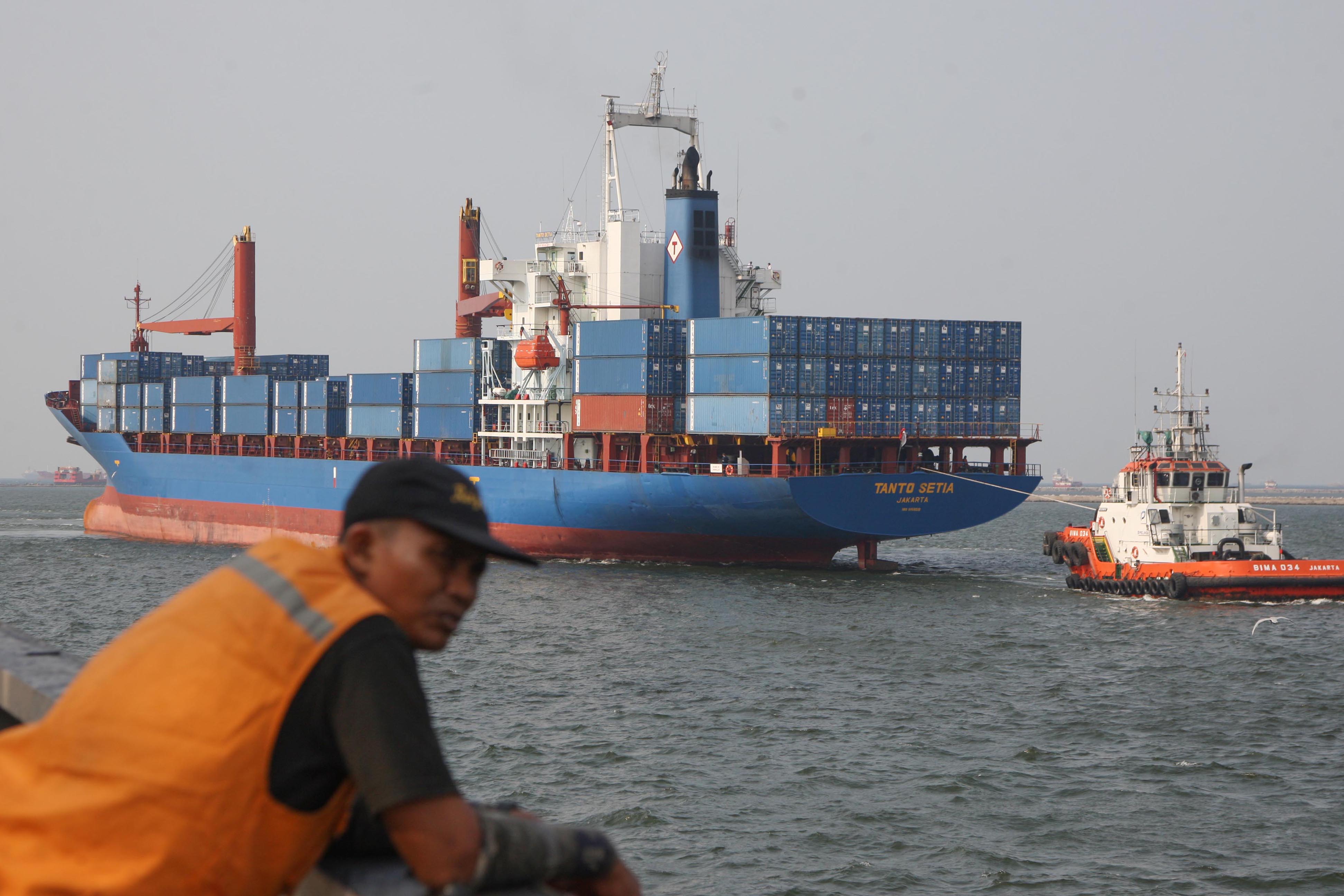 Kapal pengangkut peti kemas hendak bersandar di di Pelabuhan Tanjung Priok, Jakarta, Senin (06/11).