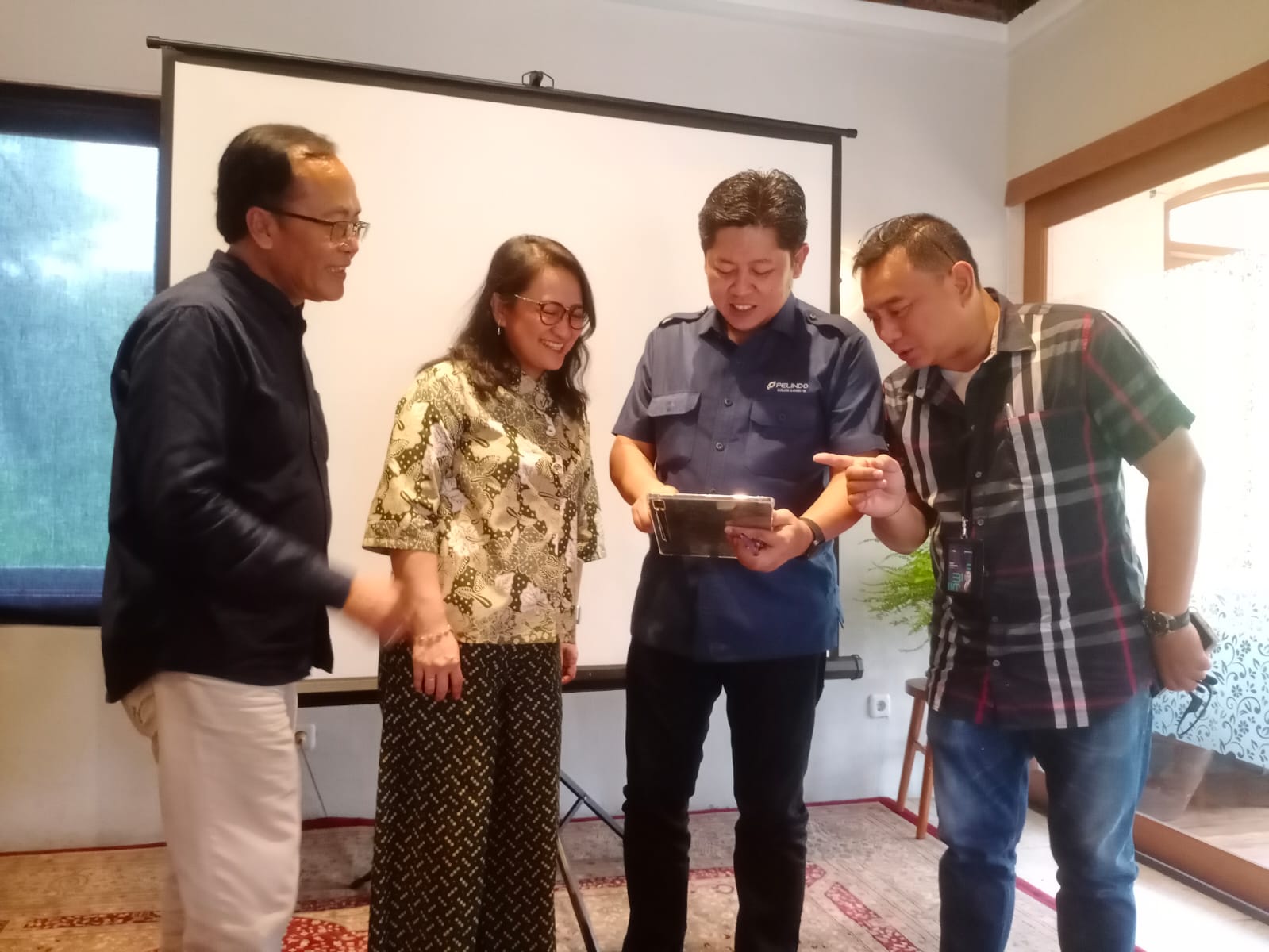 Direktur Utama PT Pelindo Solusi Logistik (SPSL) Joko Noerhudha (kedua dari kanan) bersama direksi anak perusahaan di Jakarta, Kamis (14/12)